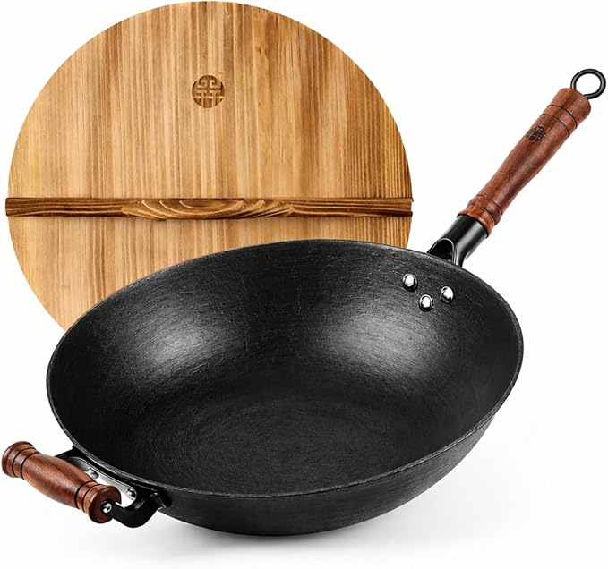 WANGYUANJI 14.2 Inch Cast Iron Wok with Wooden Lid & Handle, Flat Bottom Stir Fry Wok Pan, Turtle-Pattern Textured Uncoated Large Wok Skillet for Induction, Gas & Electric (Seasoning Required)