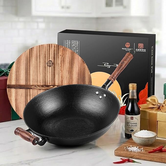 WANGYUANJI 14.2 Inch Cast Iron Wok with Wooden Lid & Handle, Flat Bottom Stir Fry Wok Pan, Turtle-Pattern Textured Uncoated Large Wok Skillet for Induction, Gas & Electric (Seasoning Required)